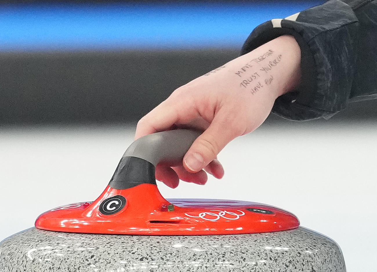 日本対英国　藤沢五月の手には「MOVE TOGETHER TRUST YOURSELF HAVE FUN」と書かれていた（撮影・菅敏）