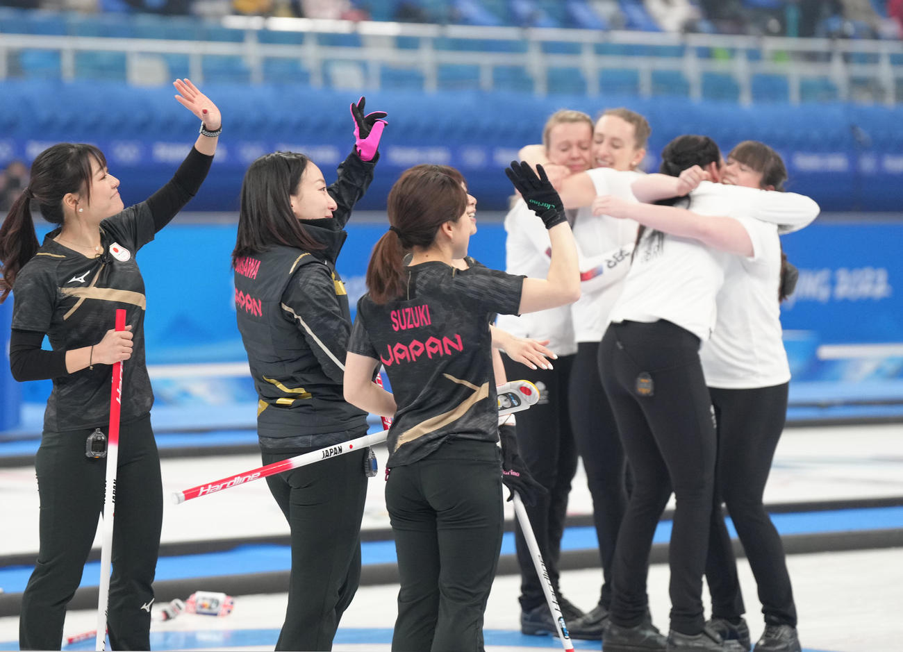金メダルに喜ぶ英国の選手たちを前にスタンドに手を振る藤沢（左から2人目）らロコ・ソラーレの選手たち（撮影・菅敏）