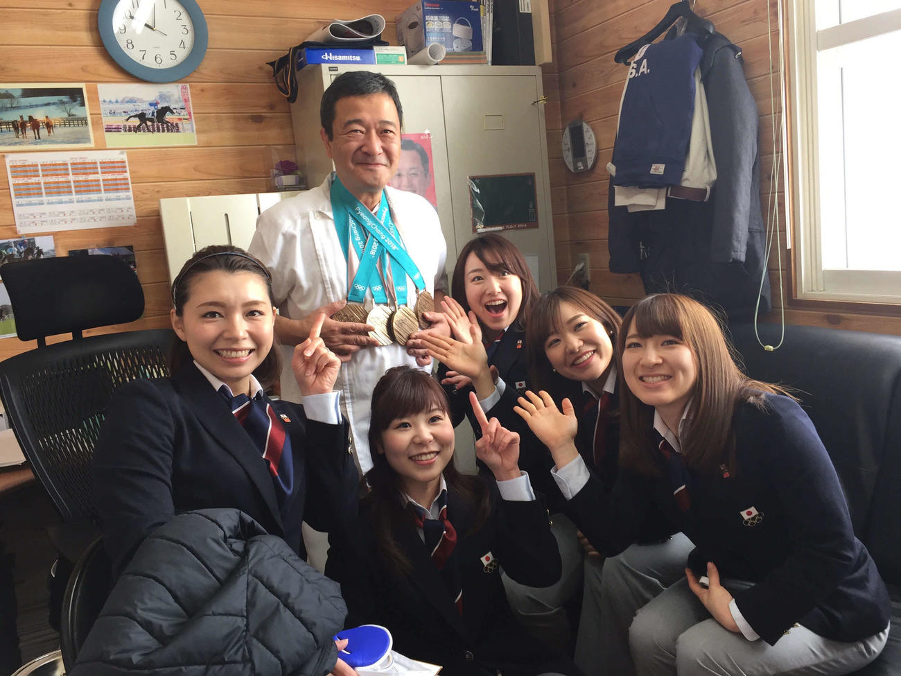 カーリング女子日本代表のロコ・ソラーレを長年支えてきた医療法人社団美久会の国分純理事長。所有する競走馬にソダネーと名付けたことでも知られる（左から2人目）