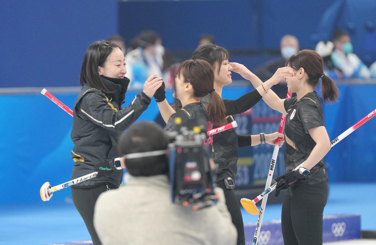 決勝で英国に敗れるも笑顔でタッチをするロコ・ソラーレの選手たち（撮影・菅敏）