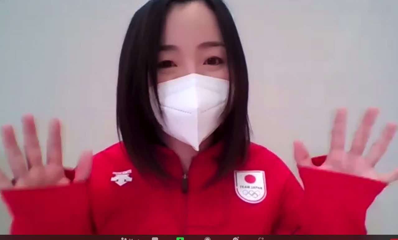 オンライン会見の最後に手を振る、カーリング女子日本代表ロコ・ソラーレのスキップ藤沢