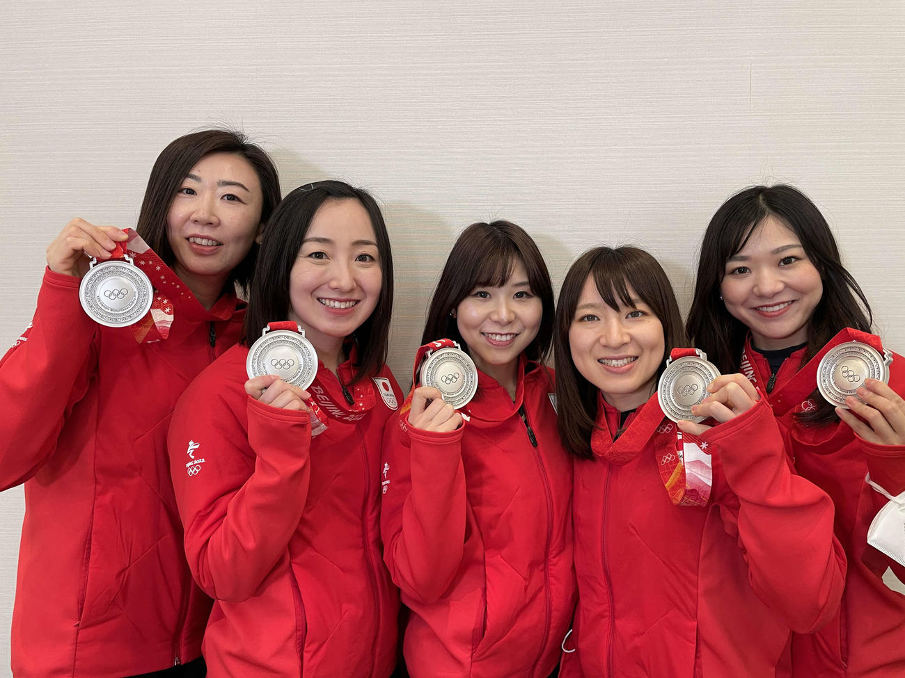 北京五輪で獲得した銀メダルを手にするカーリング女子日本代表ロコ・ソラーレの選手たち（C）JCA