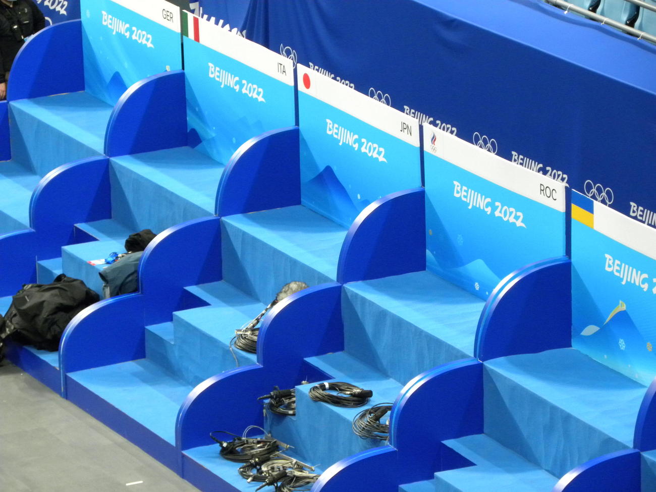 北京五輪のフィギュアスケート会場となる首都体育館に設置された団体戦用の応援席