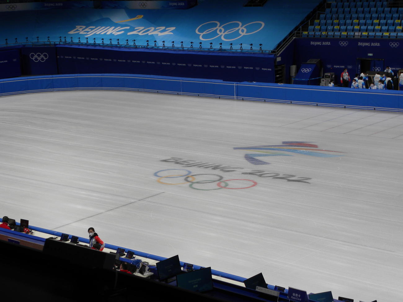 北京五輪のフィギュアスケート、ショートトラック会場となる首都体育館の氷上に描かれたロゴマーク