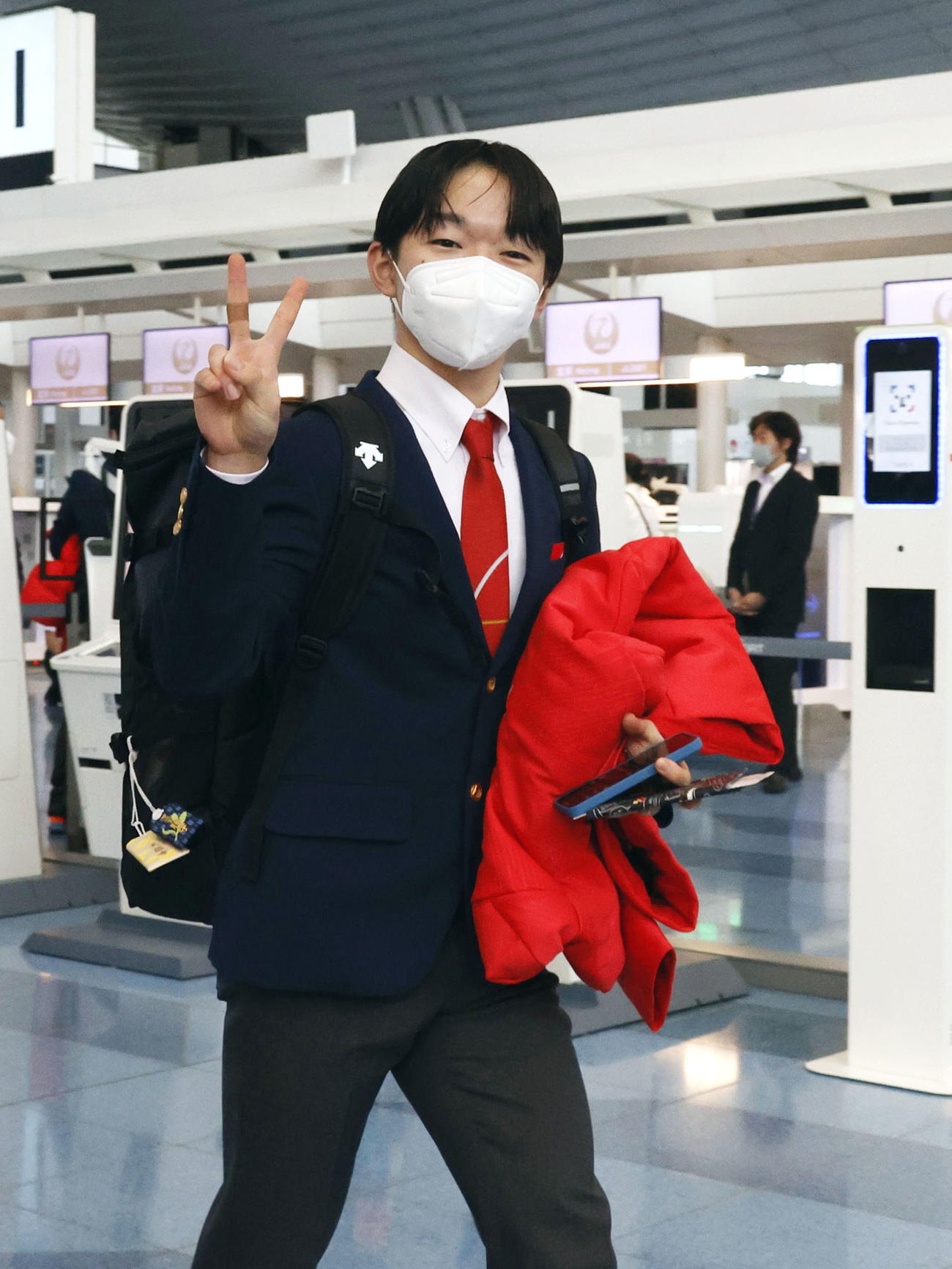 北京へ向け出発するフィギュアスケート男子の鍵山優真（共同）