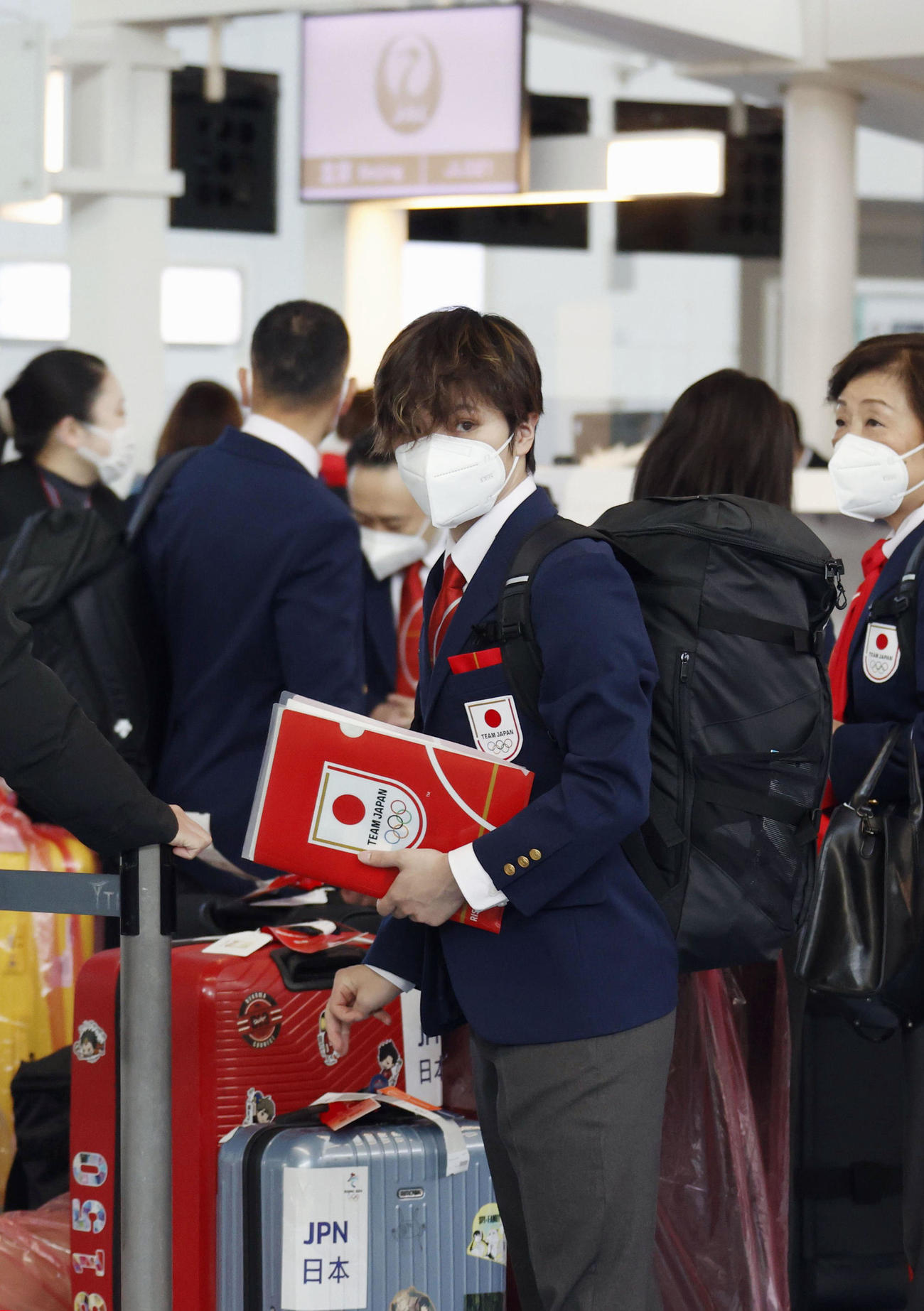 羽田空港で出発の手続きを待つフィギュアスケート男子の宇野昌磨（共同）