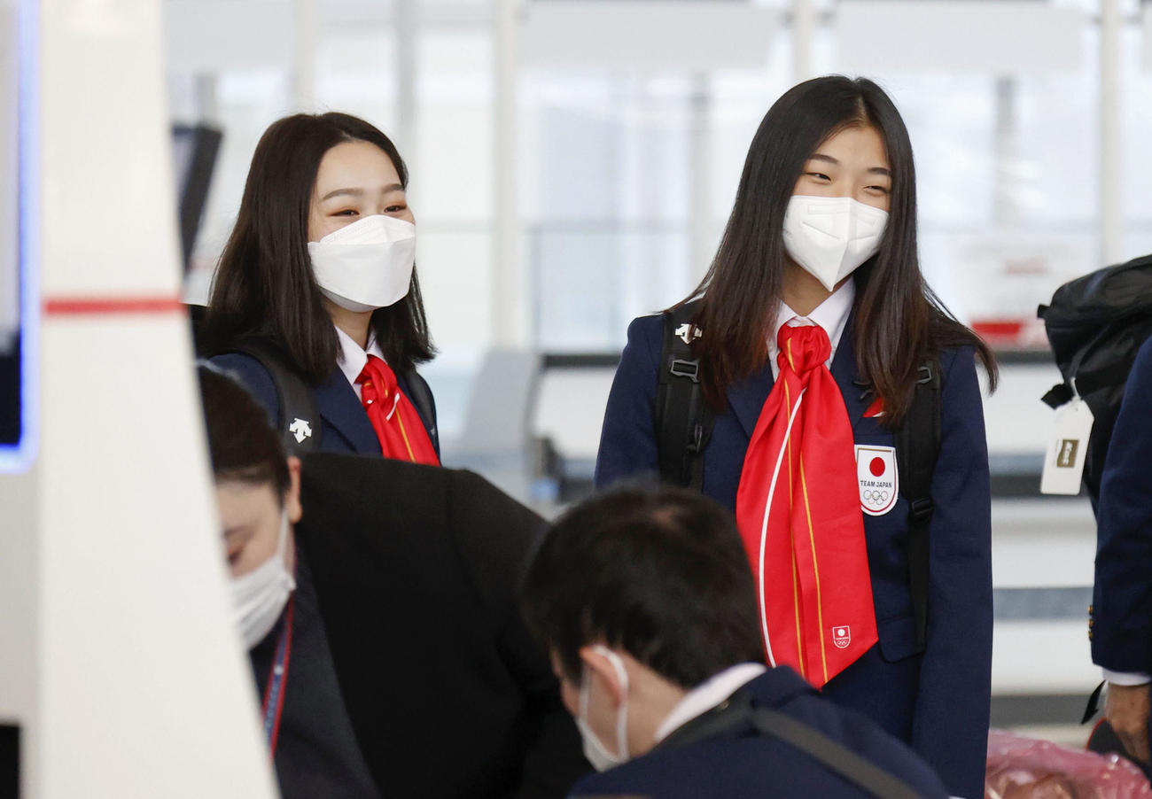 羽田空港で出発の手続きを待つフィギュアスケート女子の樋口新葉（左）と坂本花織（共同）