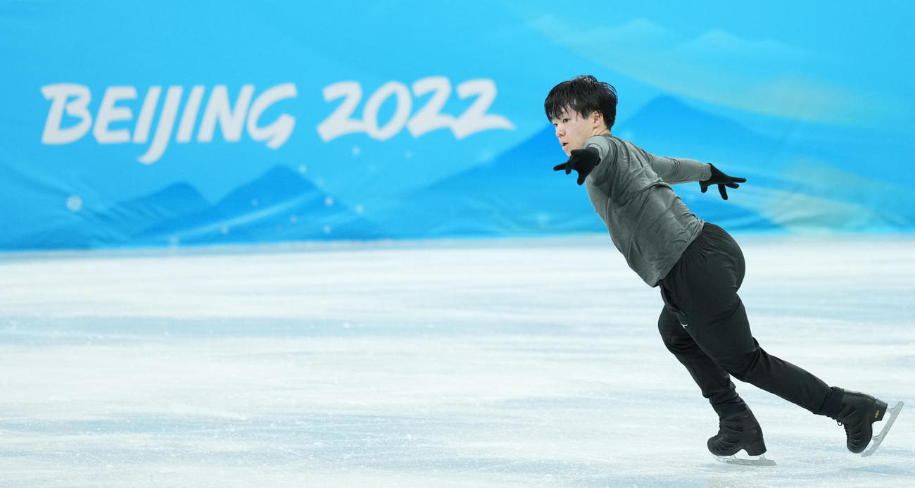北京五輪会場の首都体育館で練習する鍵山（撮影・菅敏）