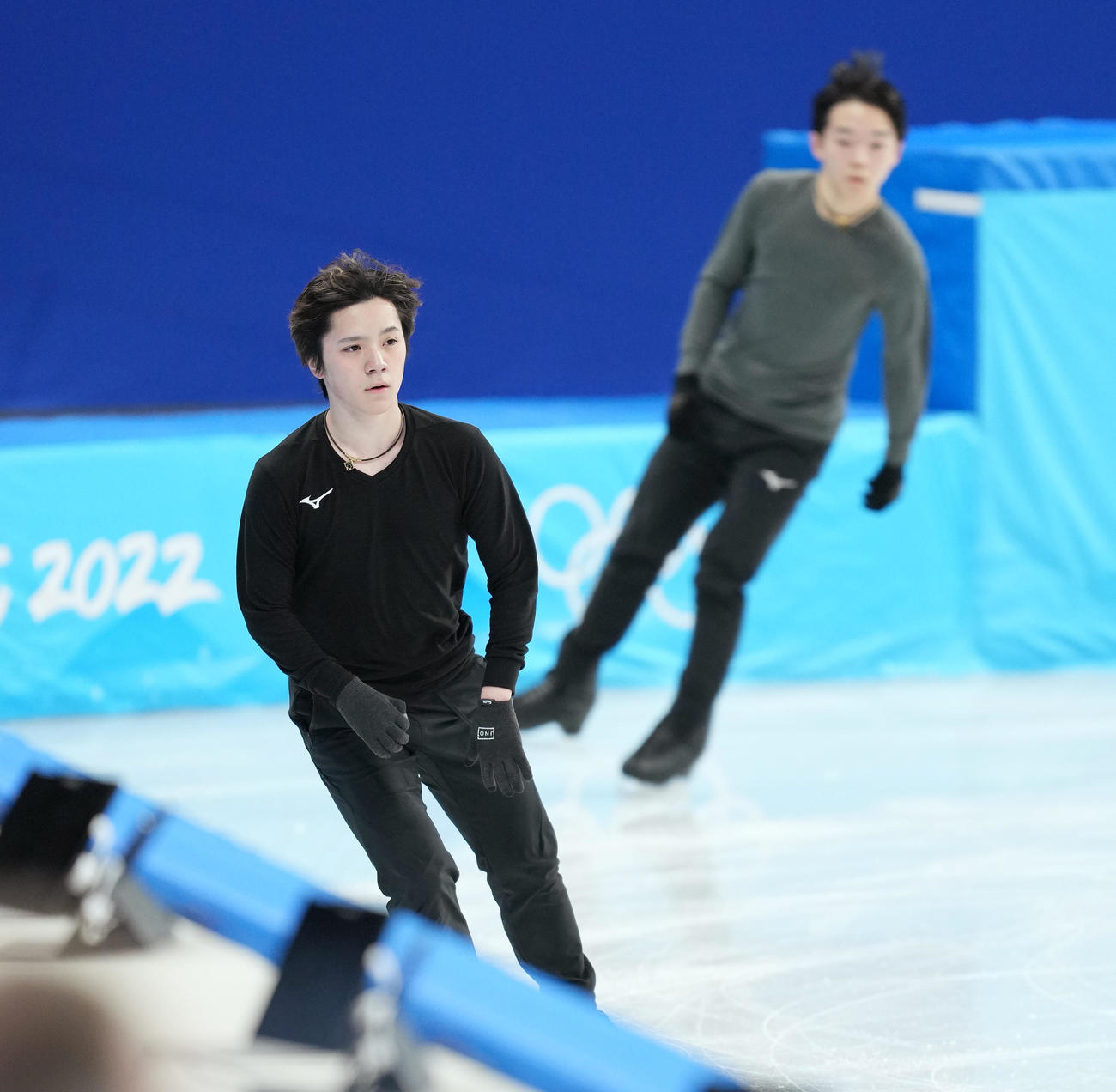 北京五輪会場の首都体育館で練習する宇野と鍵山（右）（撮影・菅敏）
