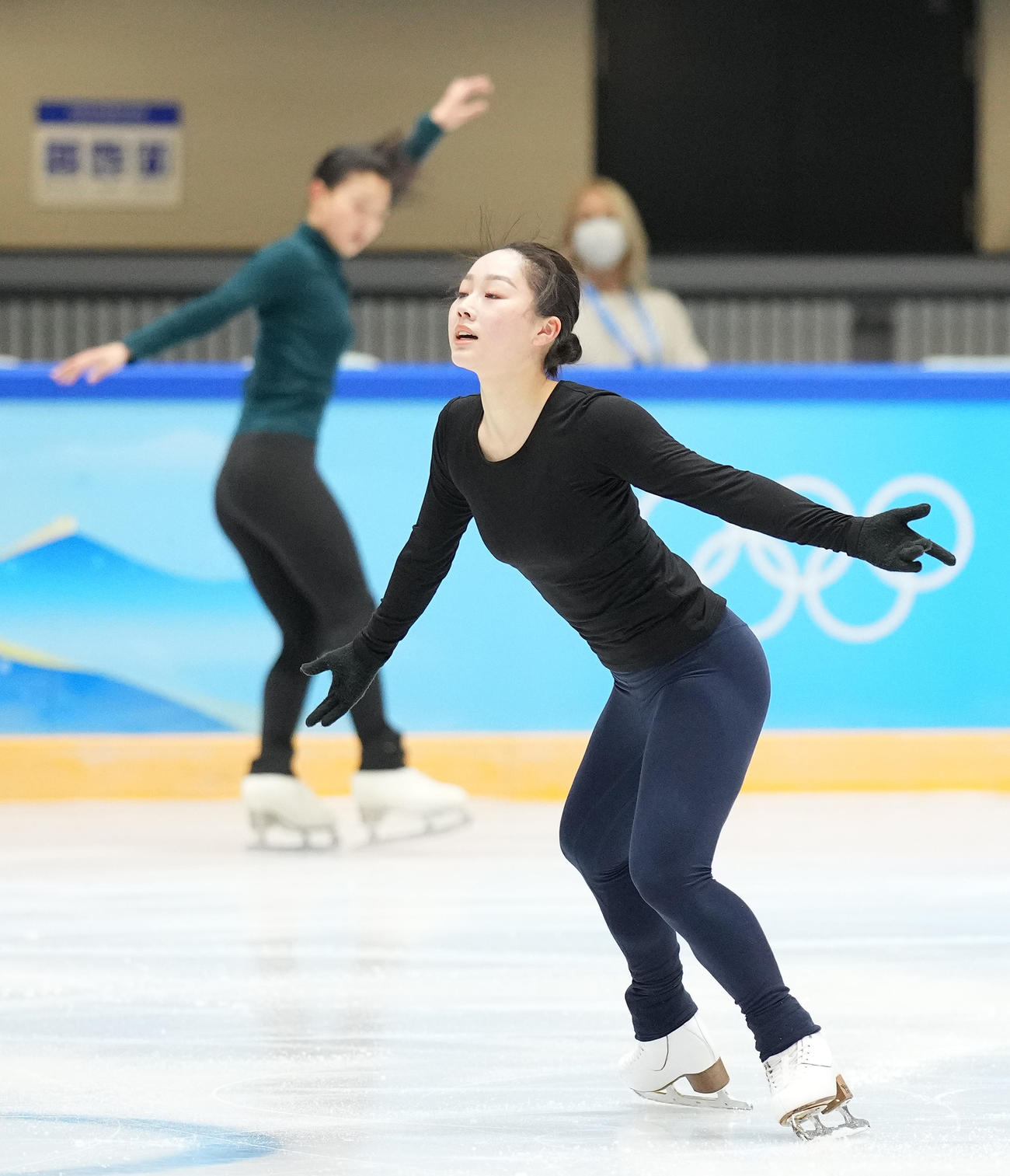 北京五輪会場の首都体育館サブリンクで練習する樋口。左は坂本（撮影・菅敏）
