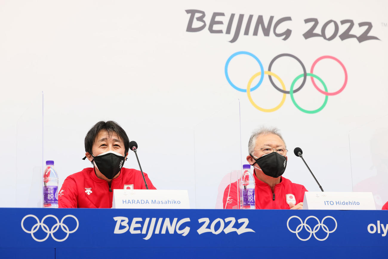 開幕を前に会見を行った日本選手団の原田総監督（左）と伊東団長（撮影・足立雅史）