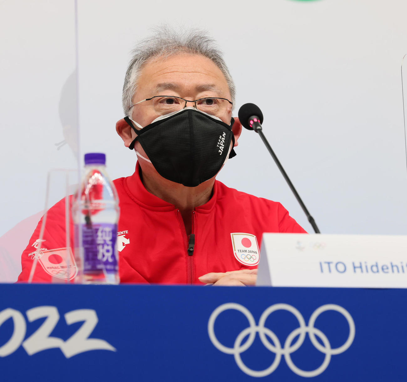 開幕を前に会見を行った日本選手団の伊東団長（撮影・足立雅史）