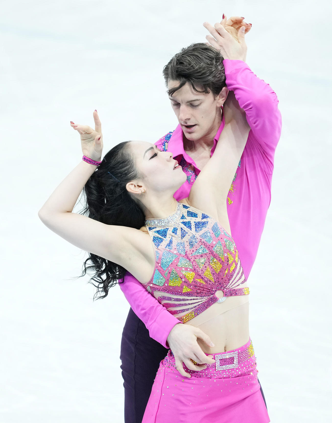 北京五輪会場の首都体育館で練習をするアイスダンスの小松原美里（左）と尊（撮影・菅敏）
