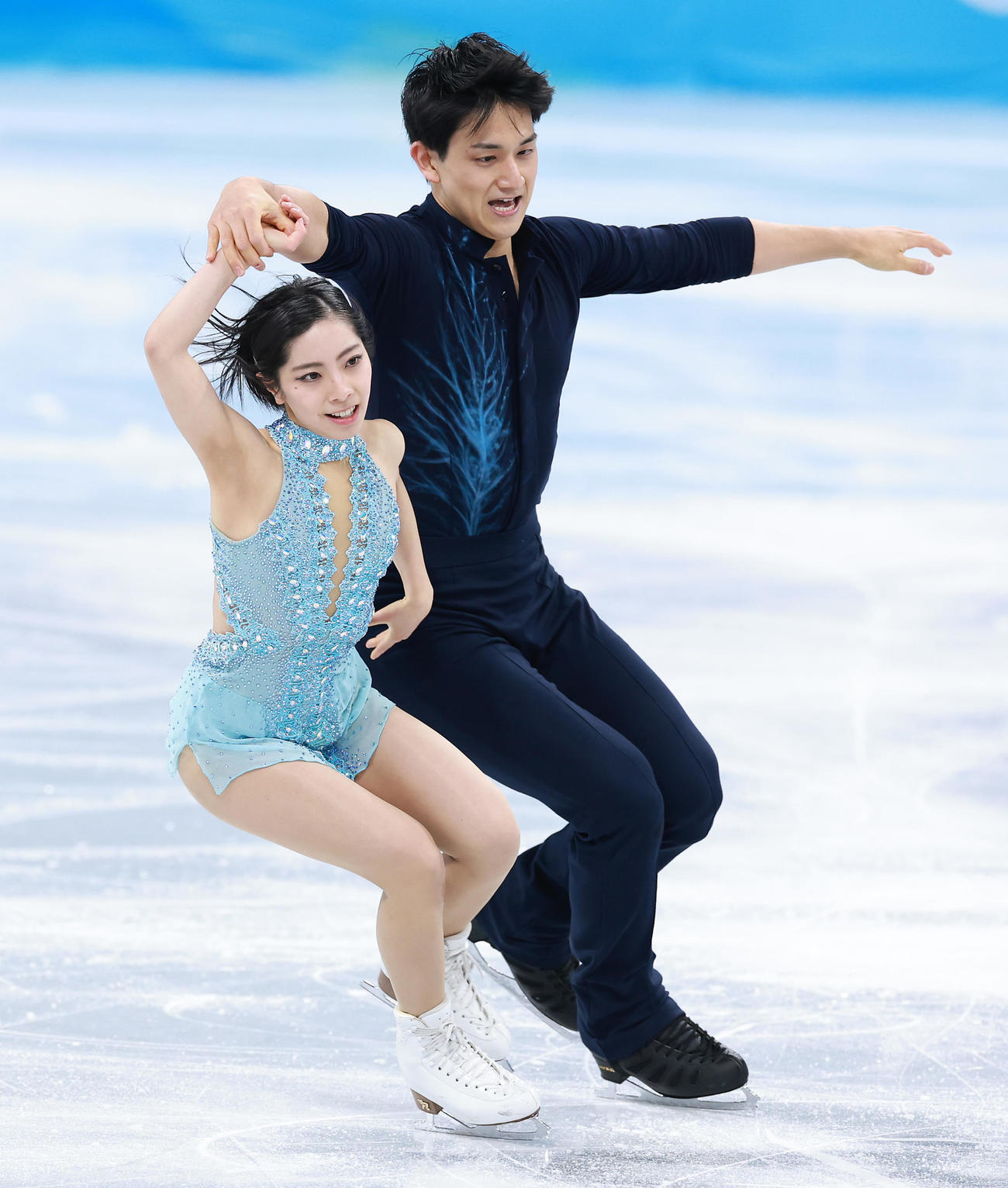 フィギュアスケート団体、ペアダンスの演技をする三浦（左）、木原組（撮影・垰建太）