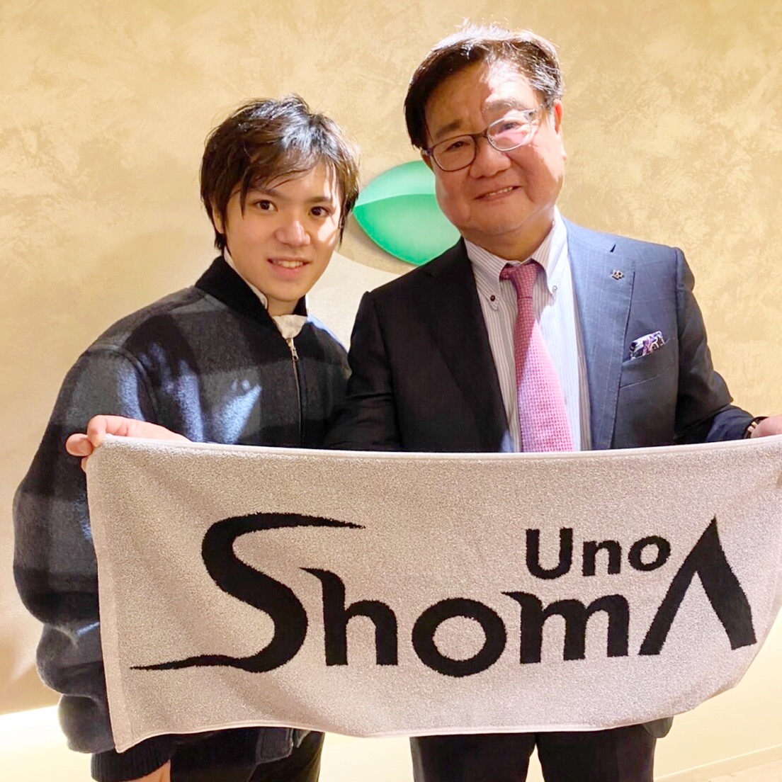 21年12月、全日本選手権応援時に写真に納まる宇野（左）とコラントッテ小松克已社長（コラントッテ提供）