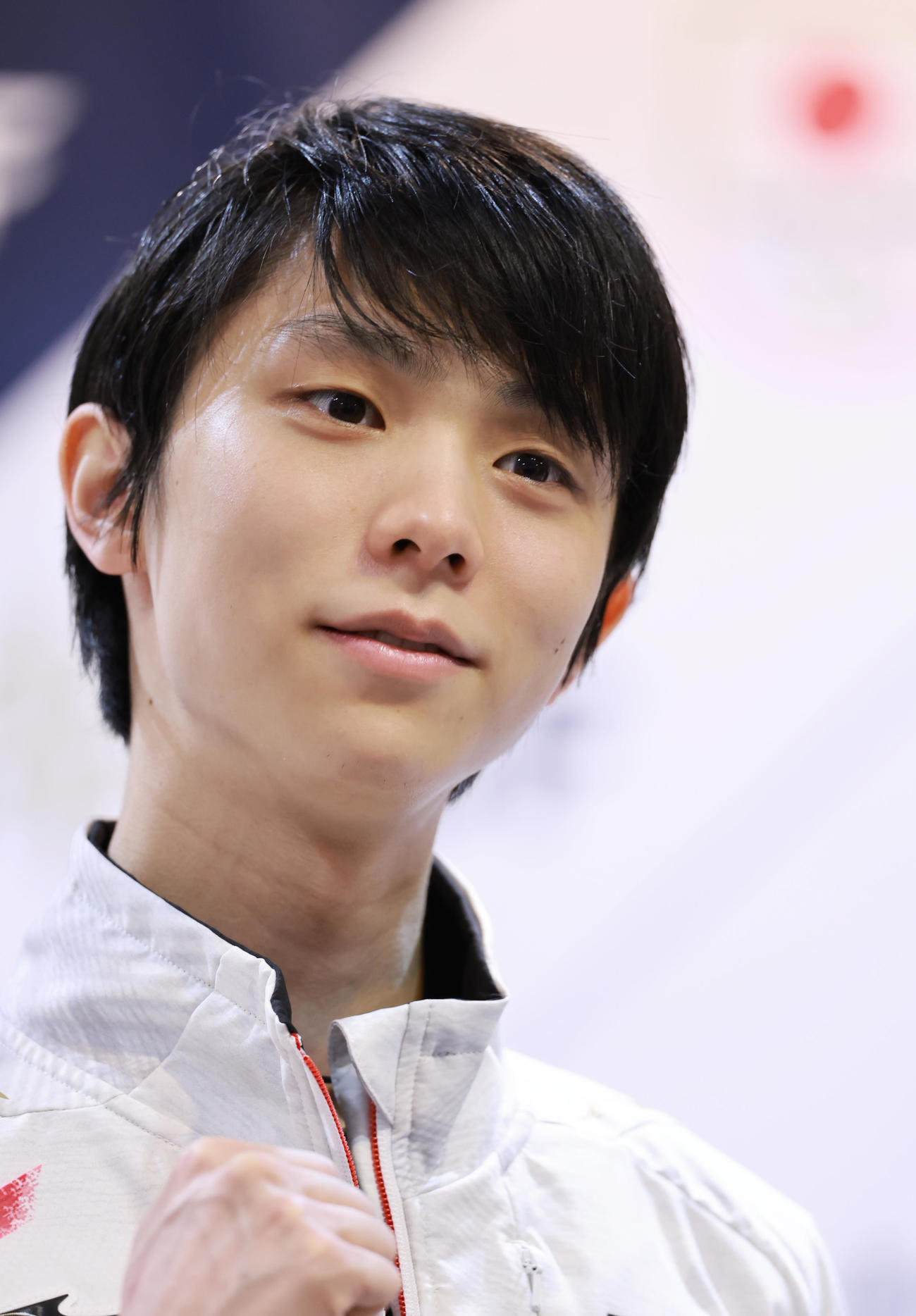 北京五輪の日本代表に選出され写真に納まる羽生（2021年12月26日撮影）
