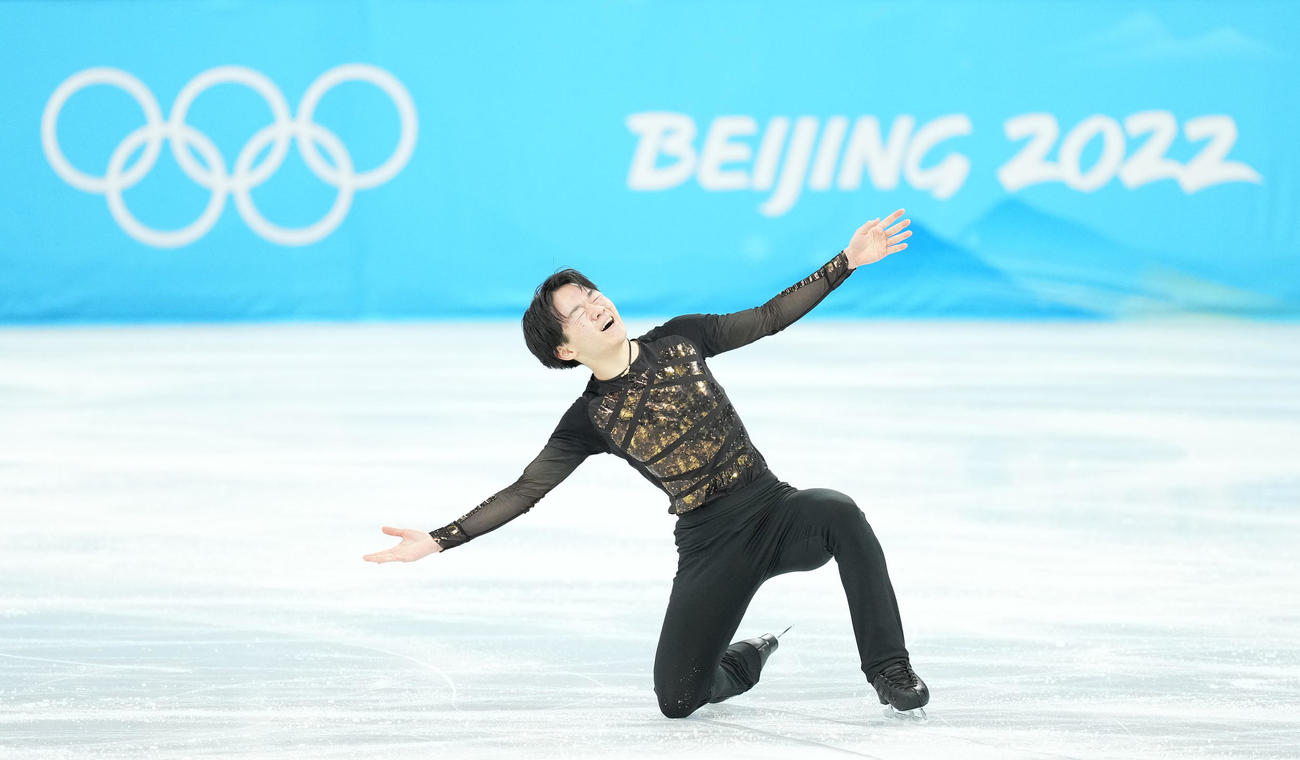 フィギュアスケート団体、男子フリーの演技を終え、笑顔を見せる鍵山（撮影・菅敏）