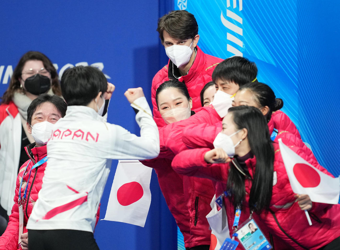 フィギュアスケート団体、男子フリーの演技を終え、右から小松原美、坂本、木原、三浦、樋口、小松原尊に迎えられる鍵山（撮影・菅敏）