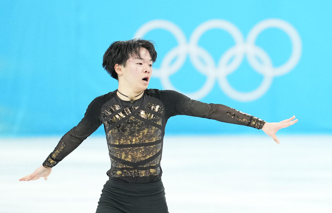 フィギュアスケート団体、男子フリーで演技する鍵山（撮影・菅敏）