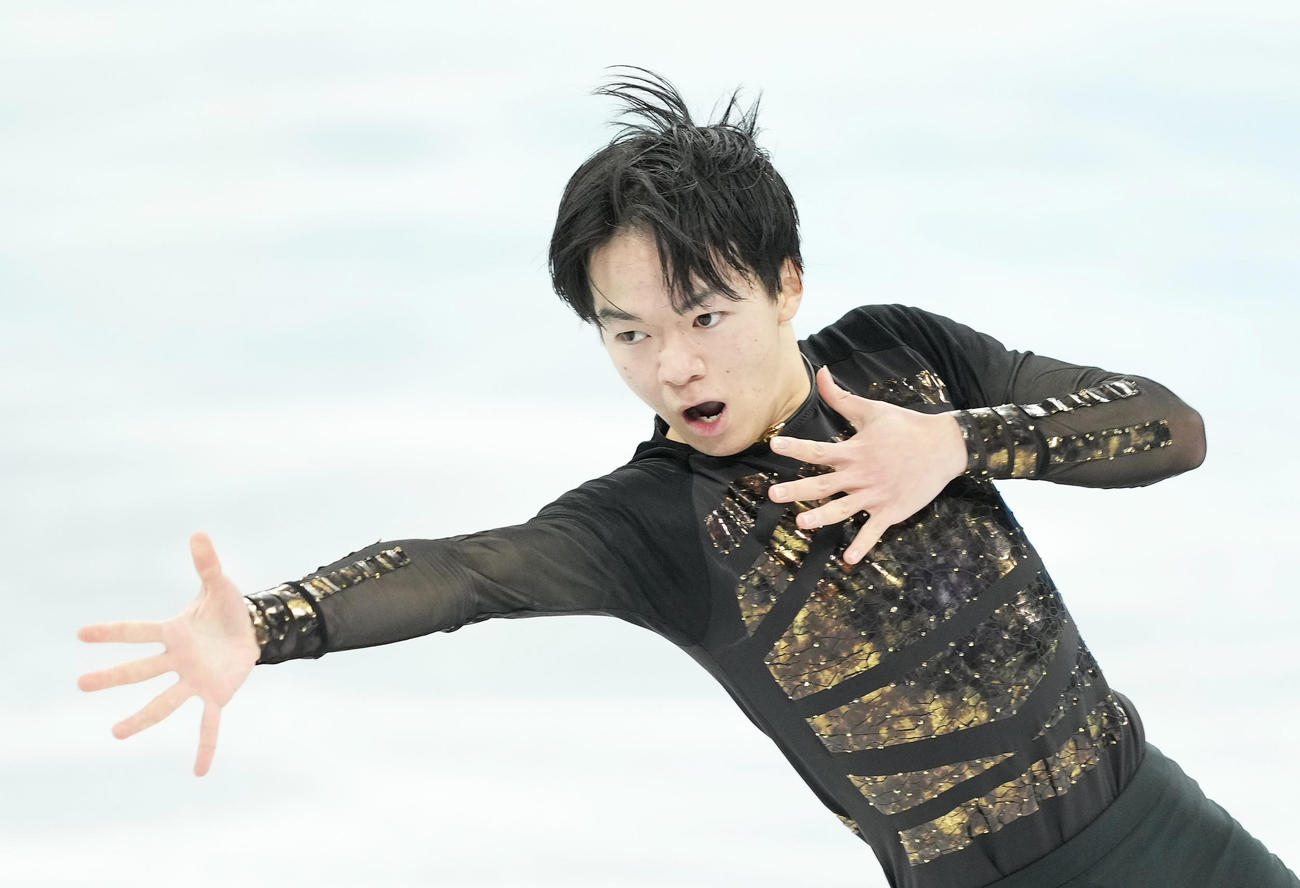フィギュアスケート団体、男子フリーで演技する鍵山（撮影・菅敏）