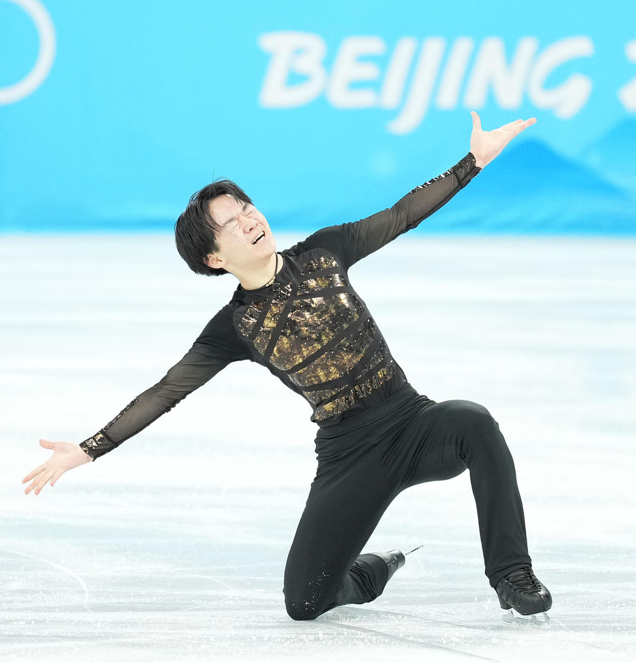 フィギュアスケート団体、男子フリーの演技をフィニッシュさせ、ホッとした表情を見せる鍵山（撮影・菅敏）
