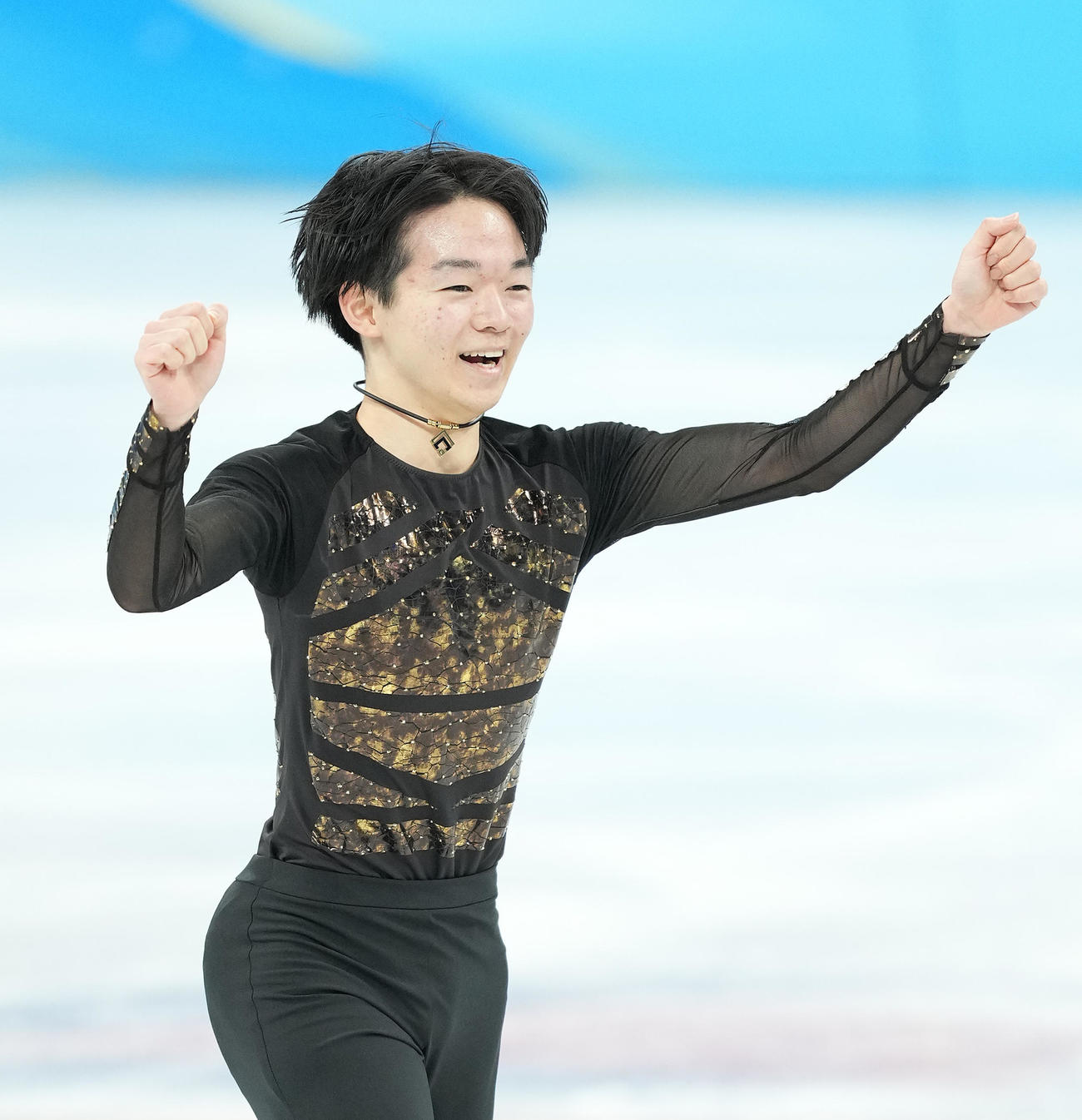 フィギュアスケート団体、男子フリーの演技を終えガッツポーズを見せる鍵山（撮影・菅敏）