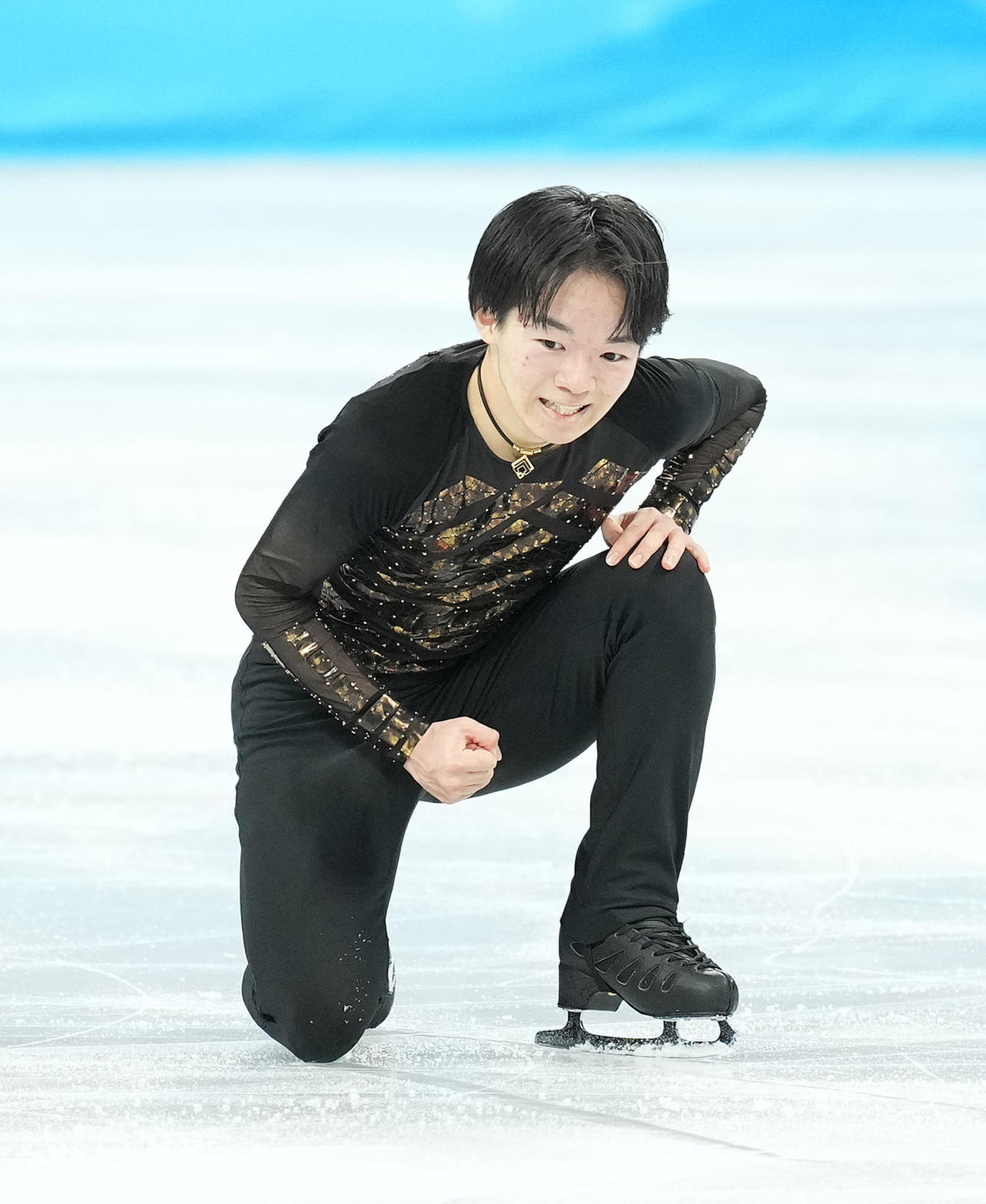 フィギュアスケート団体、男子フリーの演技を終え、ガッツポーズを見せる鍵山（撮影・菅敏）