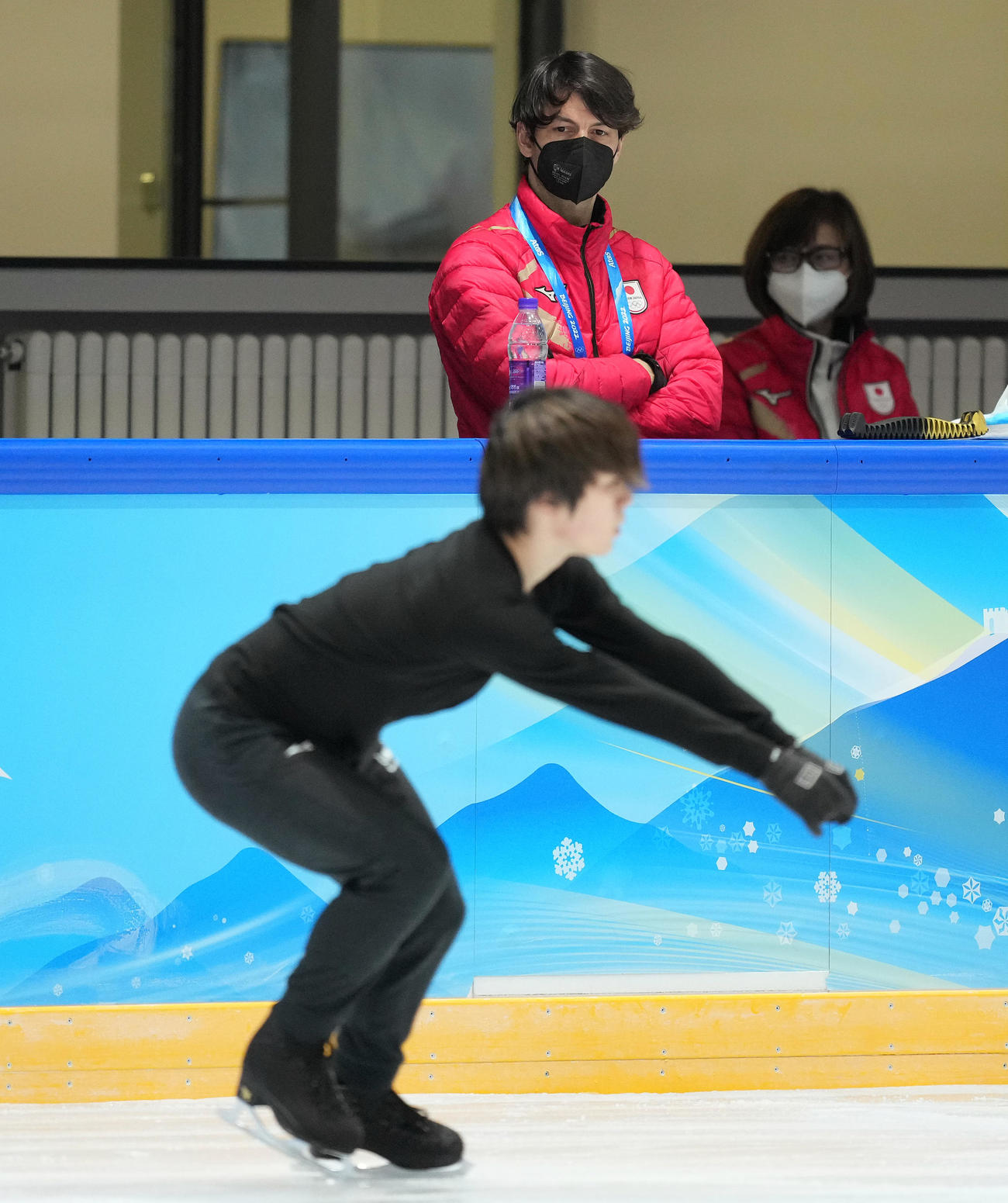 練習する宇野（手前）に視線を送るランビエール氏コーチ(撮影・菅敏）