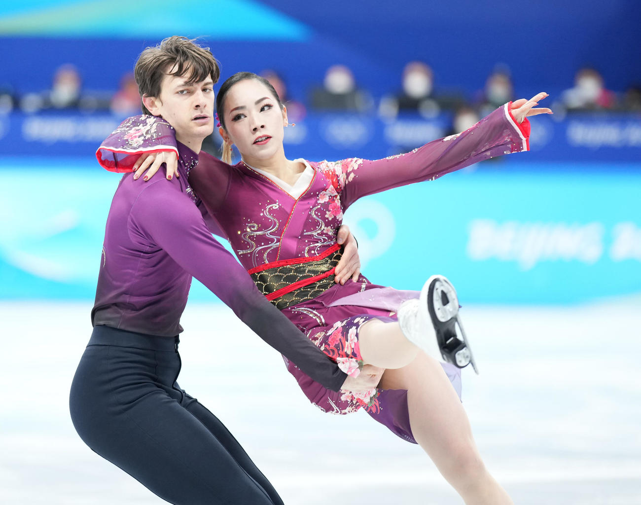 フィギュアスケート団体、アイスダンスフリーで演技する小松原美里（右）、尊組（撮影・菅敏）