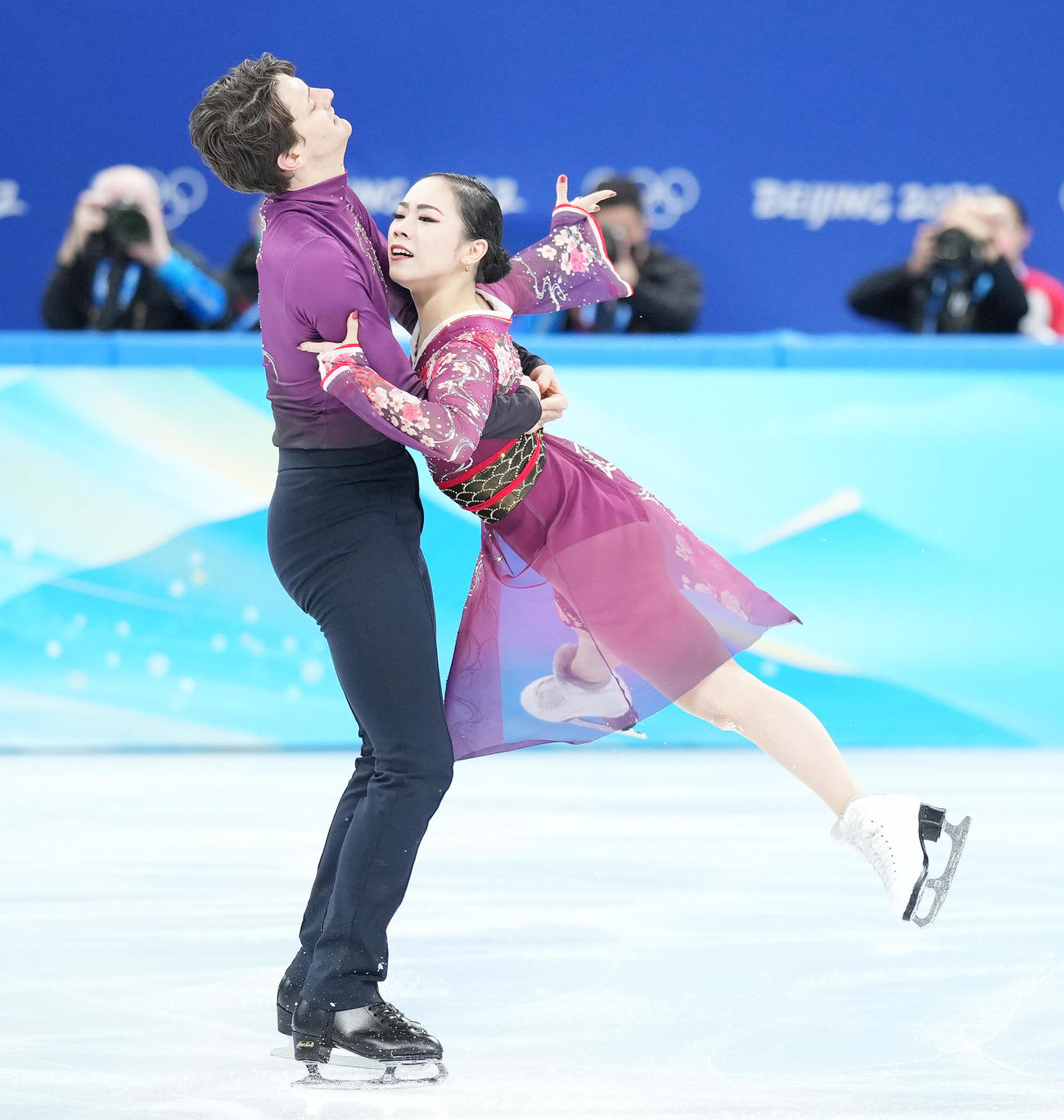 フィギュアスケート団体、アイスダンスフリーで演技する小松原美里（右）、尊組（撮影・菅敏）