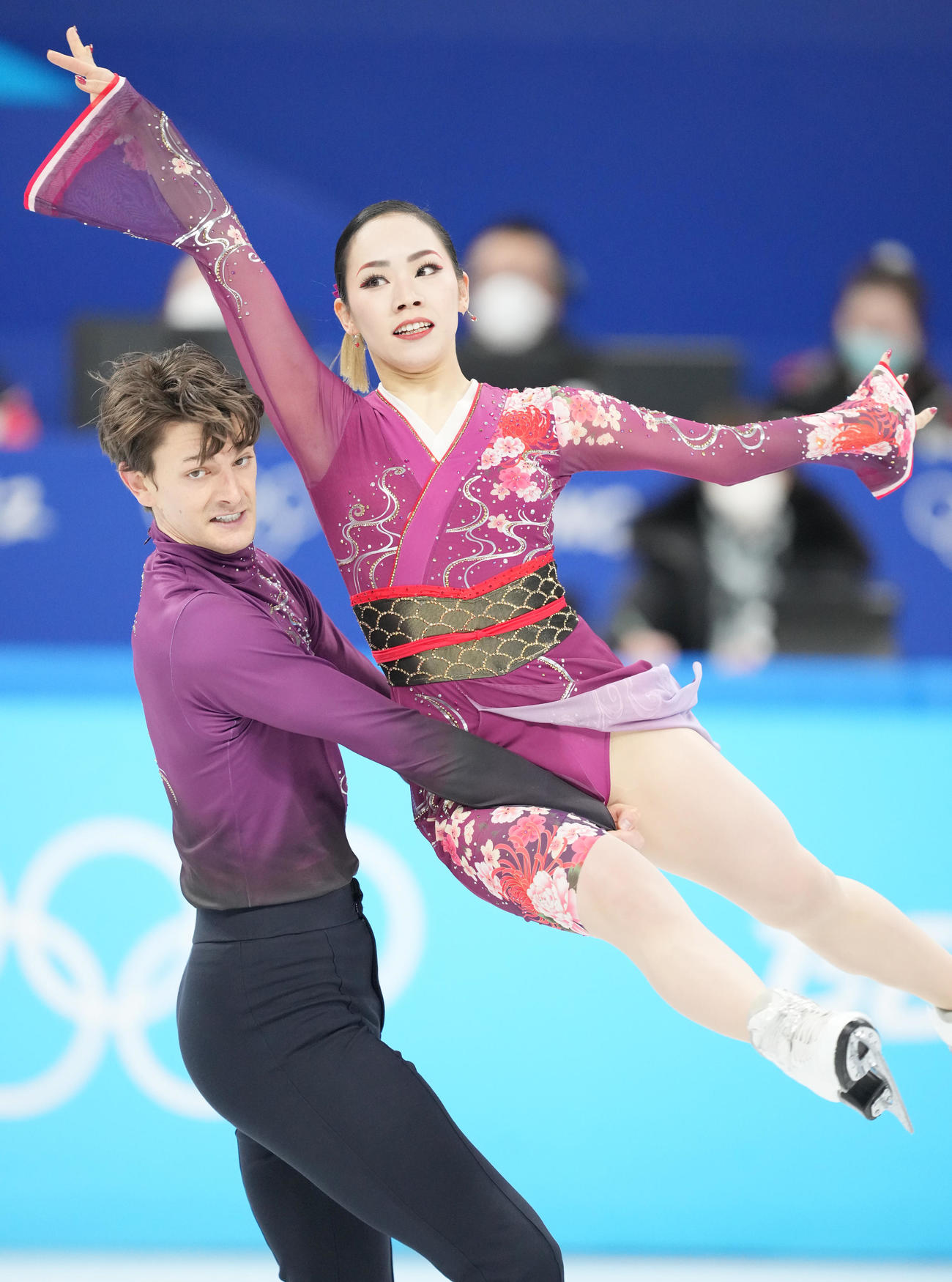 フィギュアスケート団体、アイスダンスフリーで演技する小松原美里（右）、尊組（撮影・菅敏）