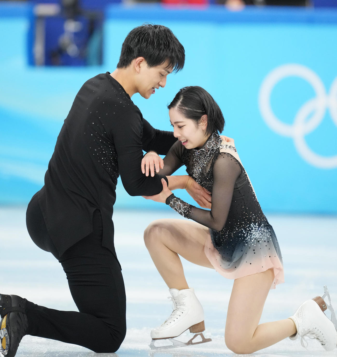 フィギュアスケート団体でペアフリーの演技を終え、感極まる三浦（左）、木原組（撮影・菅敏）