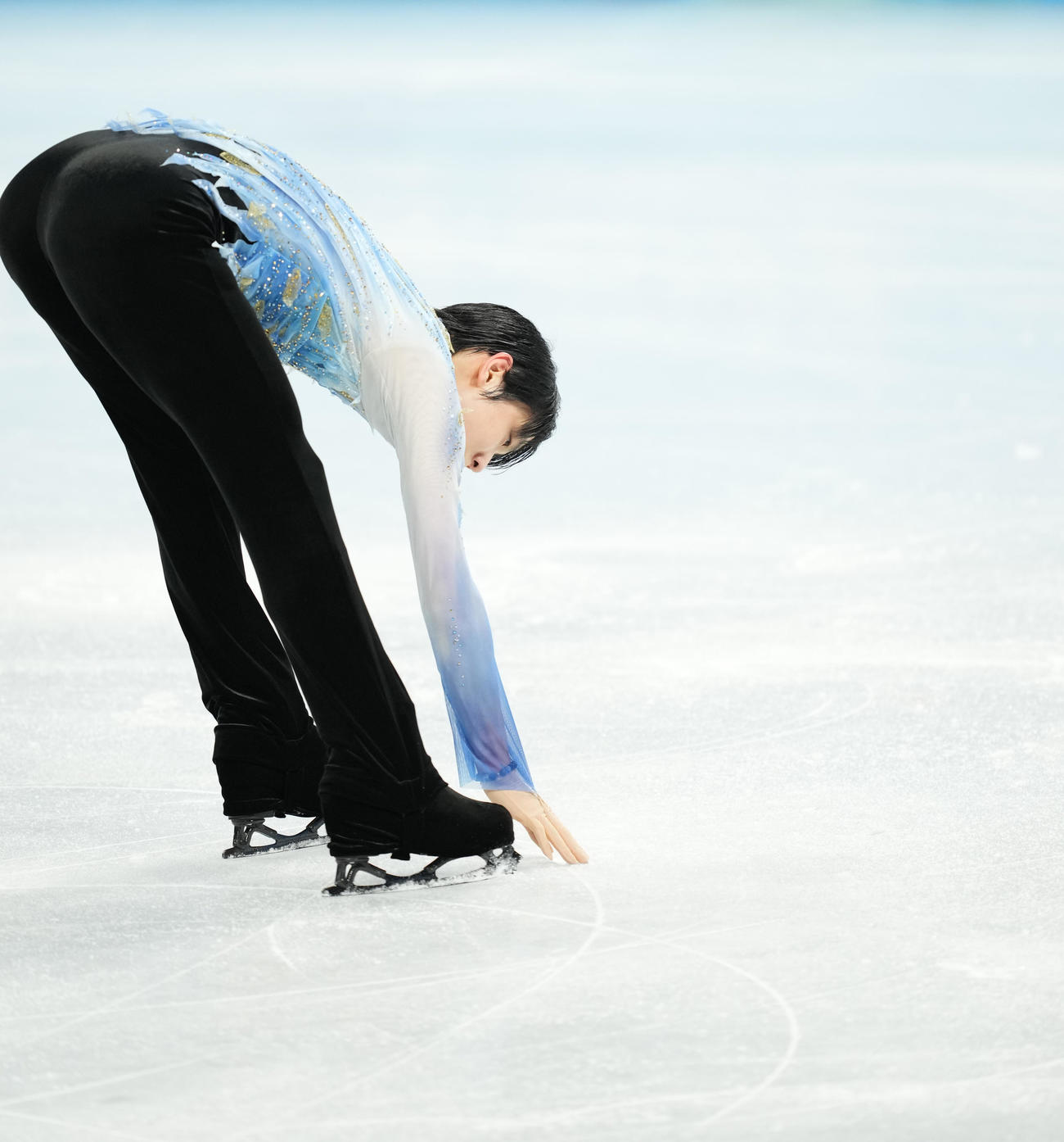 フィギュアスケート男子SPの演技を終え、ジャンプを失敗したポイントを触る羽生結弦（撮影・菅敏）