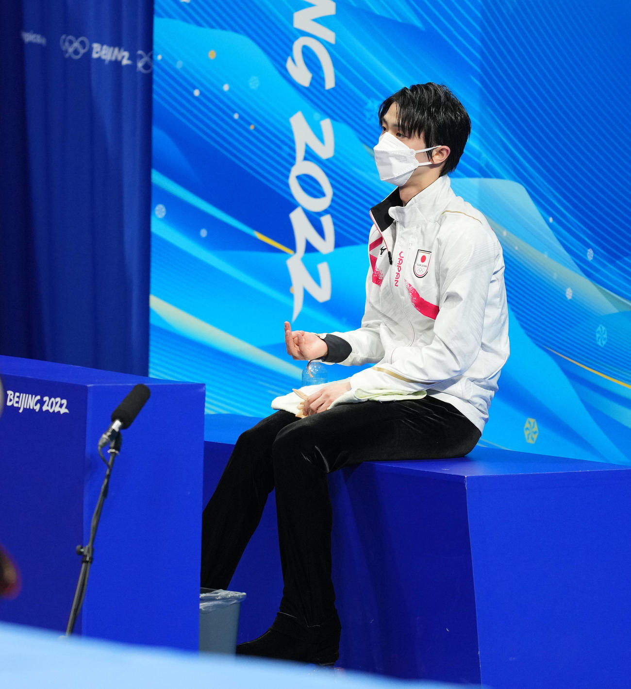フィギュアスケート、男子SPを終え、キスアンドクライで得点を聞く羽生（撮影・菅敏）