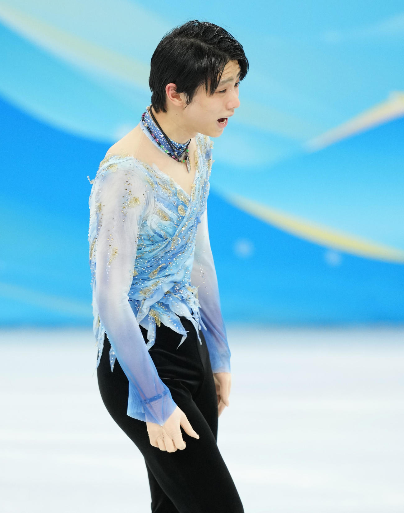 フィギュアスケート、男子SPの演技を終え、悔しそうな表情で引き揚げる羽生（撮影・菅敏）