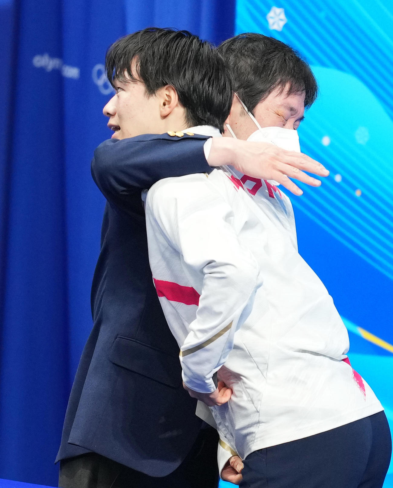 フィギュアスケート、男子SPを終え、父の正和コーチ（右）と抱き合う鍵山優真（撮影・菅敏）
