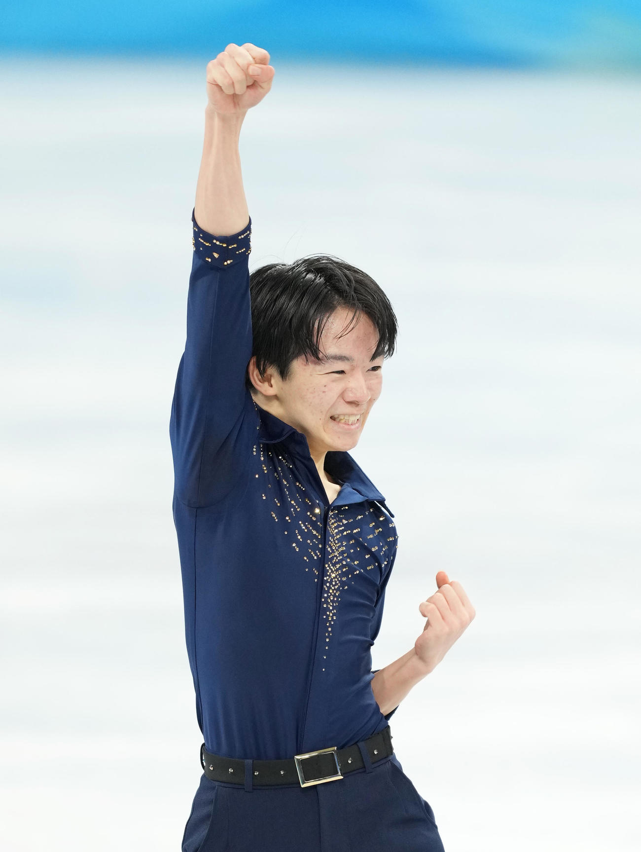 男子SPの演技を終え、ガッツポーズを見せる鍵山（撮影・菅敏）