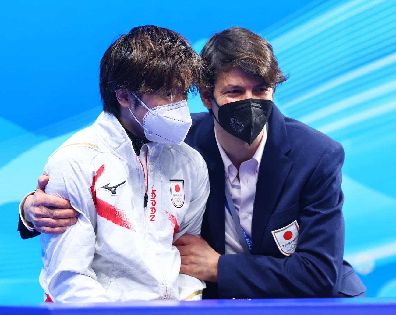 男子SPの演技を終えキスアンドクライで自身の得点に驚く宇野（左）とランビエール・コーチ（撮影・垰建太）