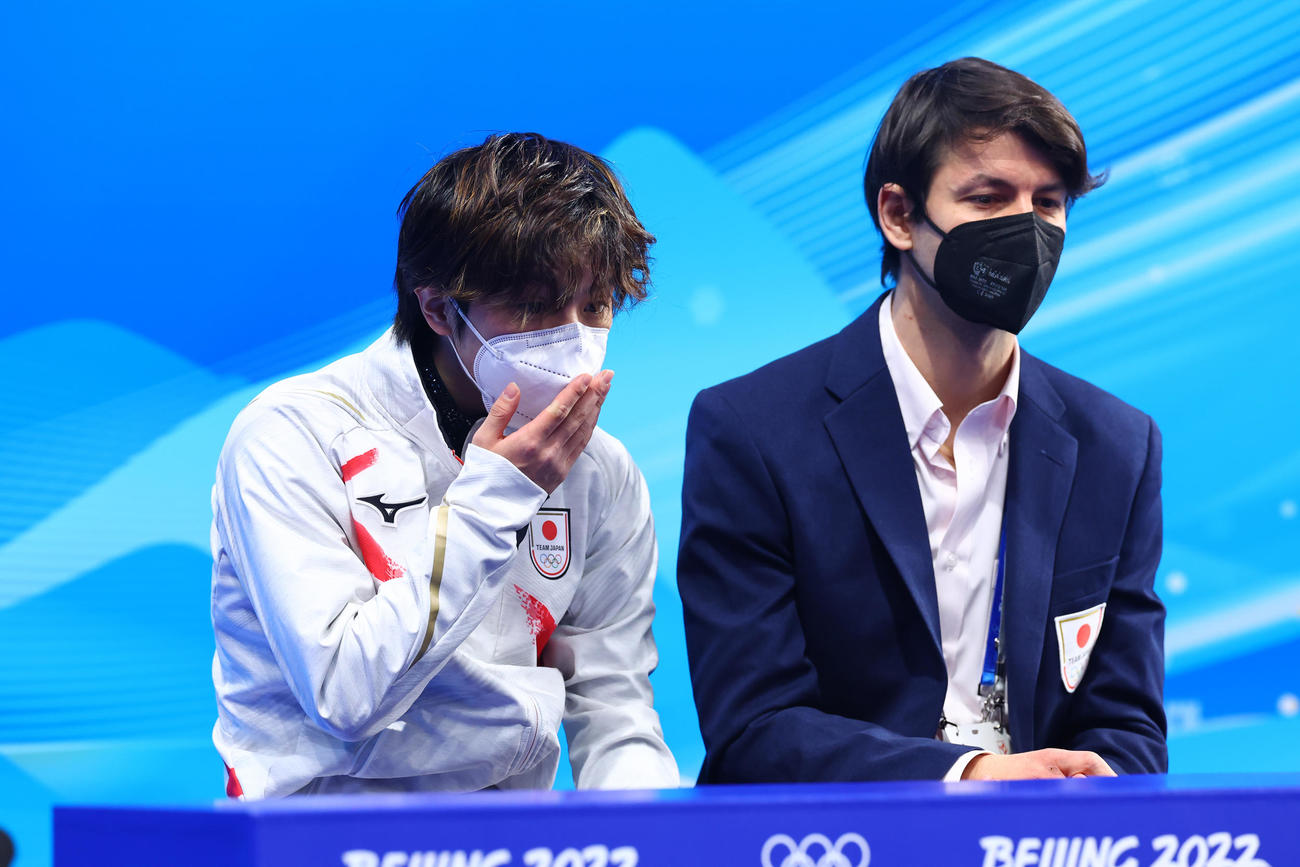 男子SPの演技を終えキスアンドクライで自身の得点に驚く宇野（左）とランビエール・コーチ（撮影・垰建太）