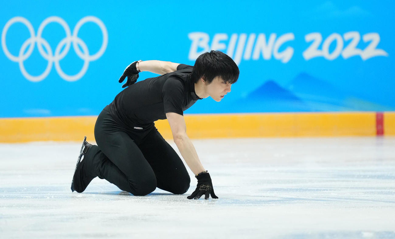 公開練習で4回転半ジャンプに挑むも着氷に失敗し転倒する羽生（撮影・菅敏）