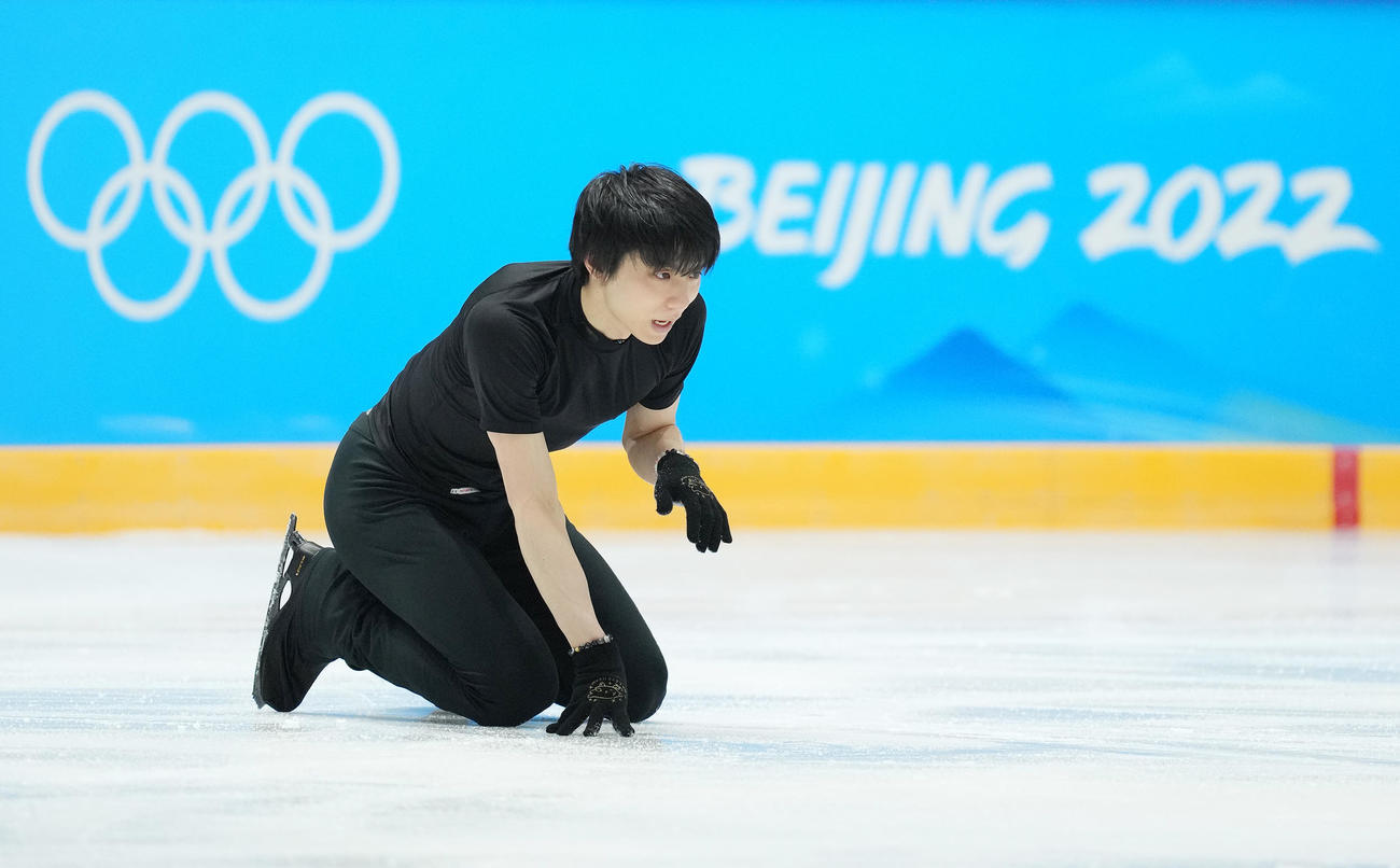 公開練習で4回転半ジャンプに挑むも着氷に失敗し転倒する羽生（撮影・菅敏）