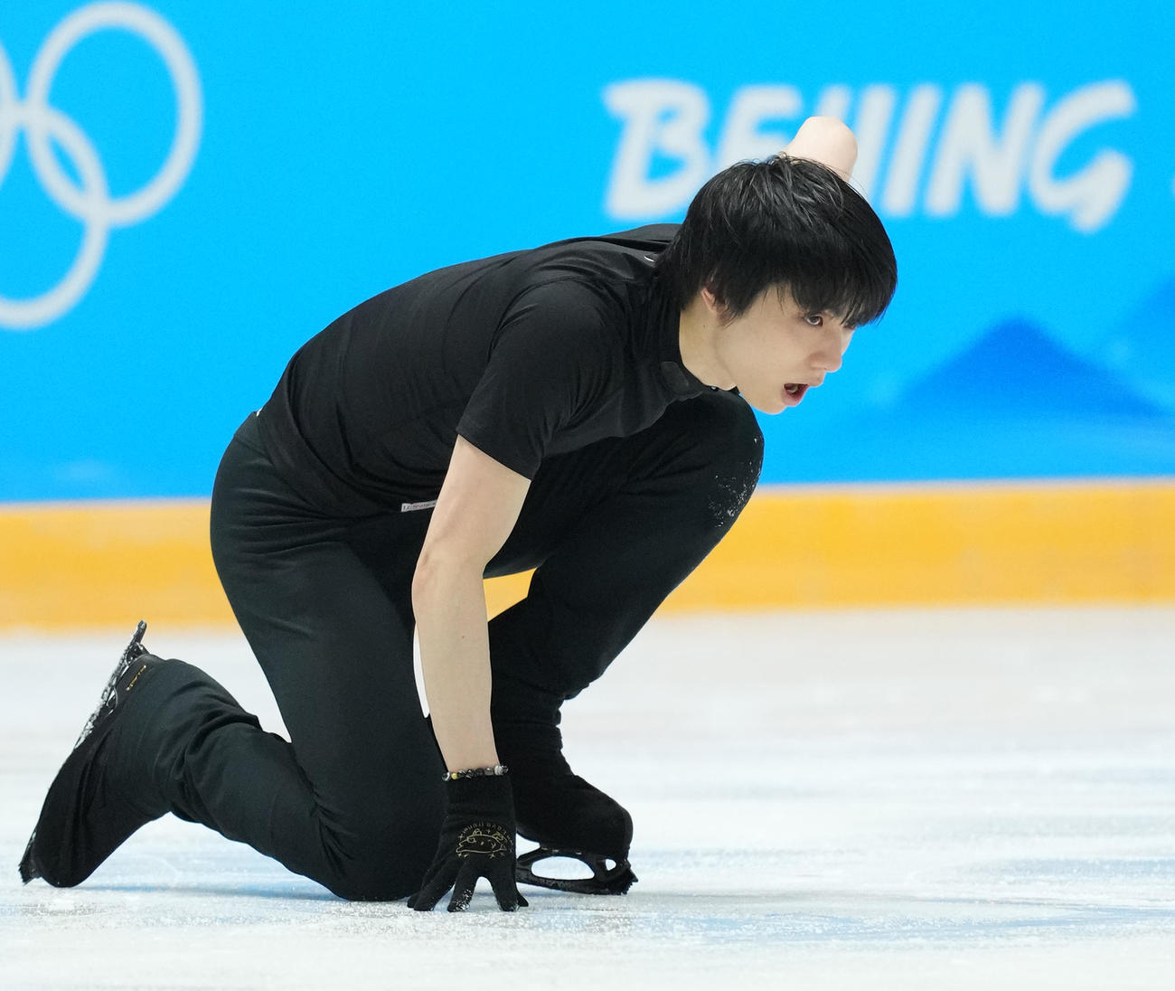 公開練習で4回転半ジャンプに挑むも着氷に失敗し転倒する羽生（撮影・菅敏）