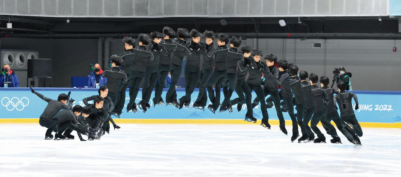 公式練習で4回転半ジャンプに挑む羽生結弦の連続写真
