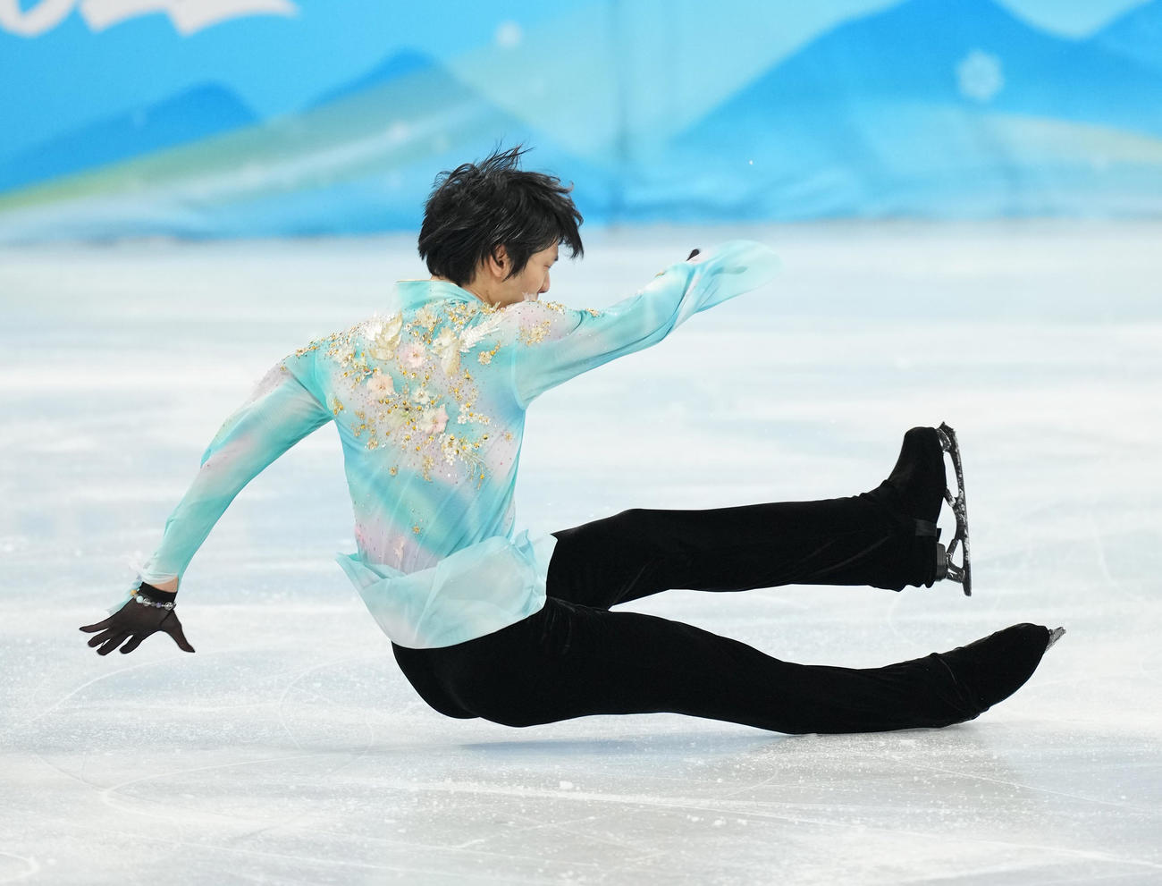 フィギュアスケート、男子フリーで演技する羽生は、4回転半を失敗し転倒する（撮影・菅敏）