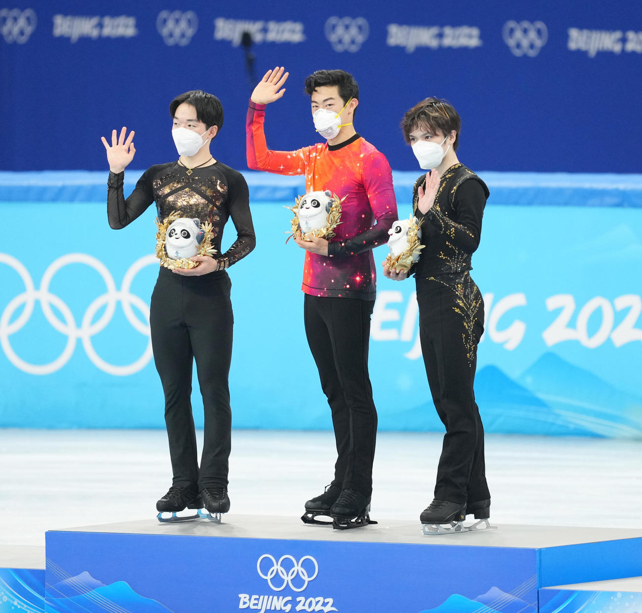 表彰台の上で記念写真に納まる、左から2位の鍵山、優勝したチェン、3位の宇野（撮影・菅敏）