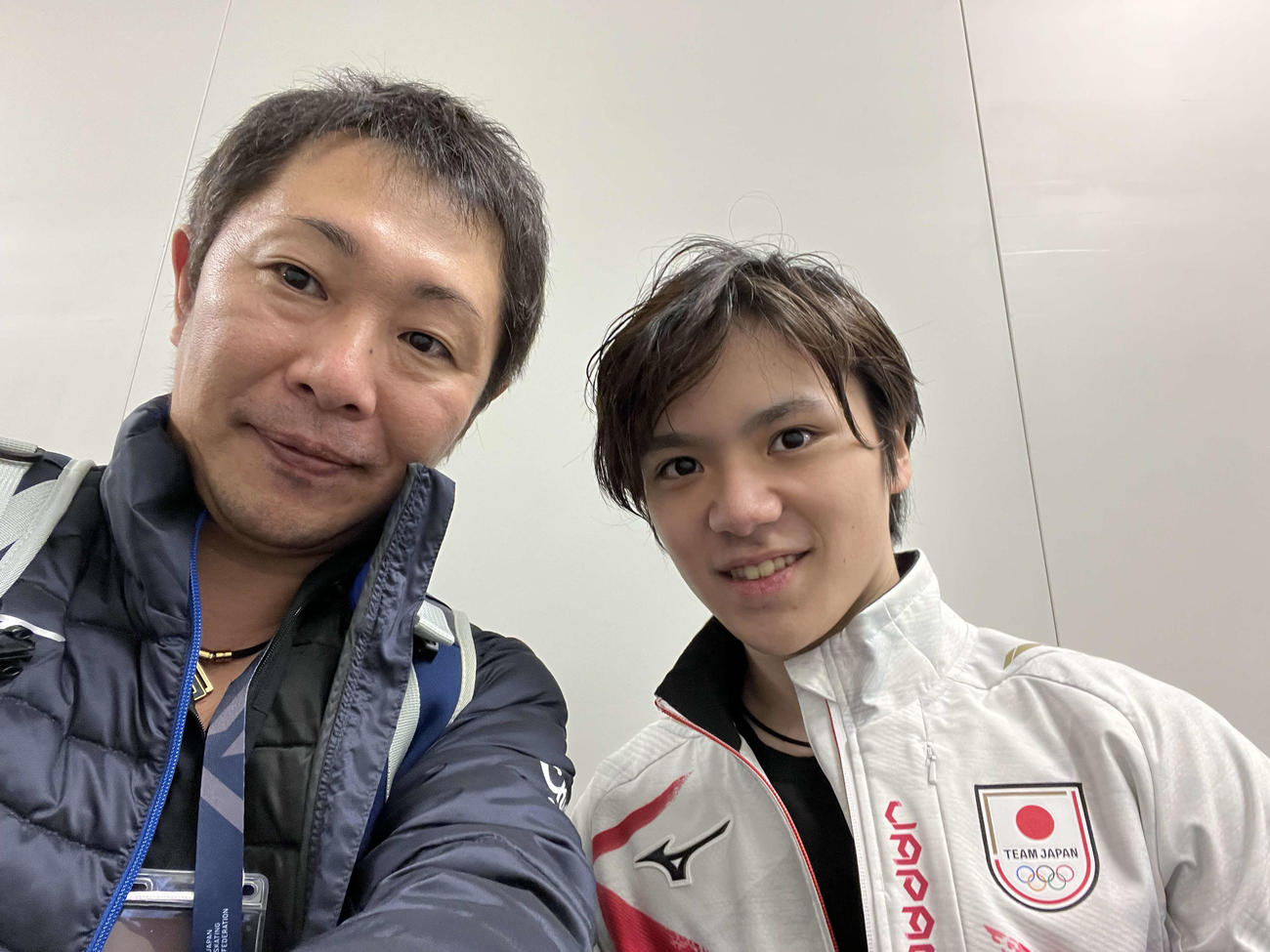 宇野昌磨（右）を支え続けたトレーナーの出水慎一氏（同氏提供）