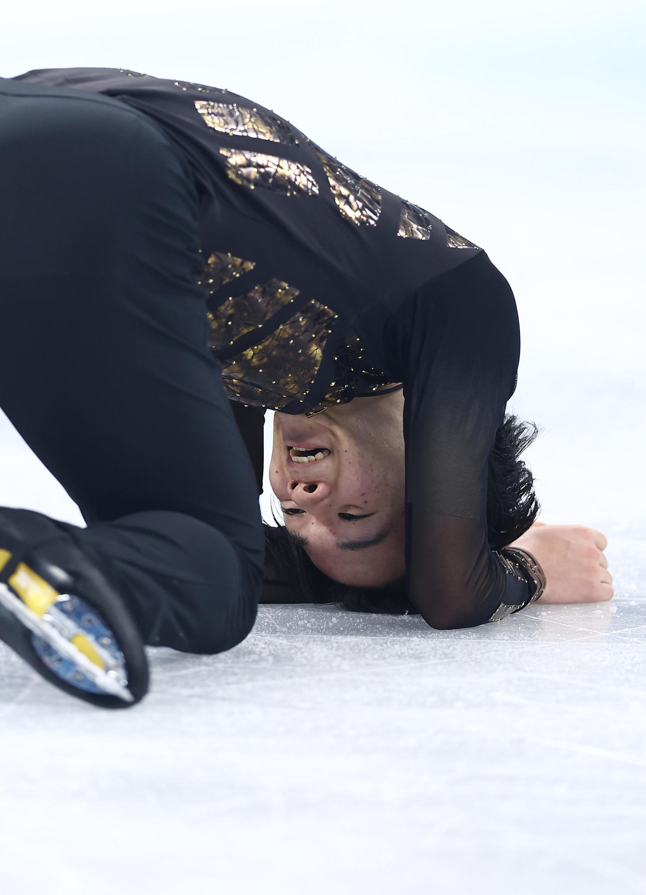 フィギュアスケート男子フリーの演技を終え崩れ落ちた鍵山優真。隙間から一瞬見えたその表情は満足気だった（撮影・垰建太）