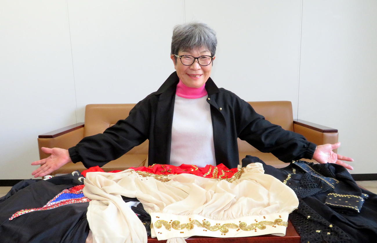 息子・鍵山正和コーチの現役時代の衣装を披露する優真の祖母、平川佐治子さん