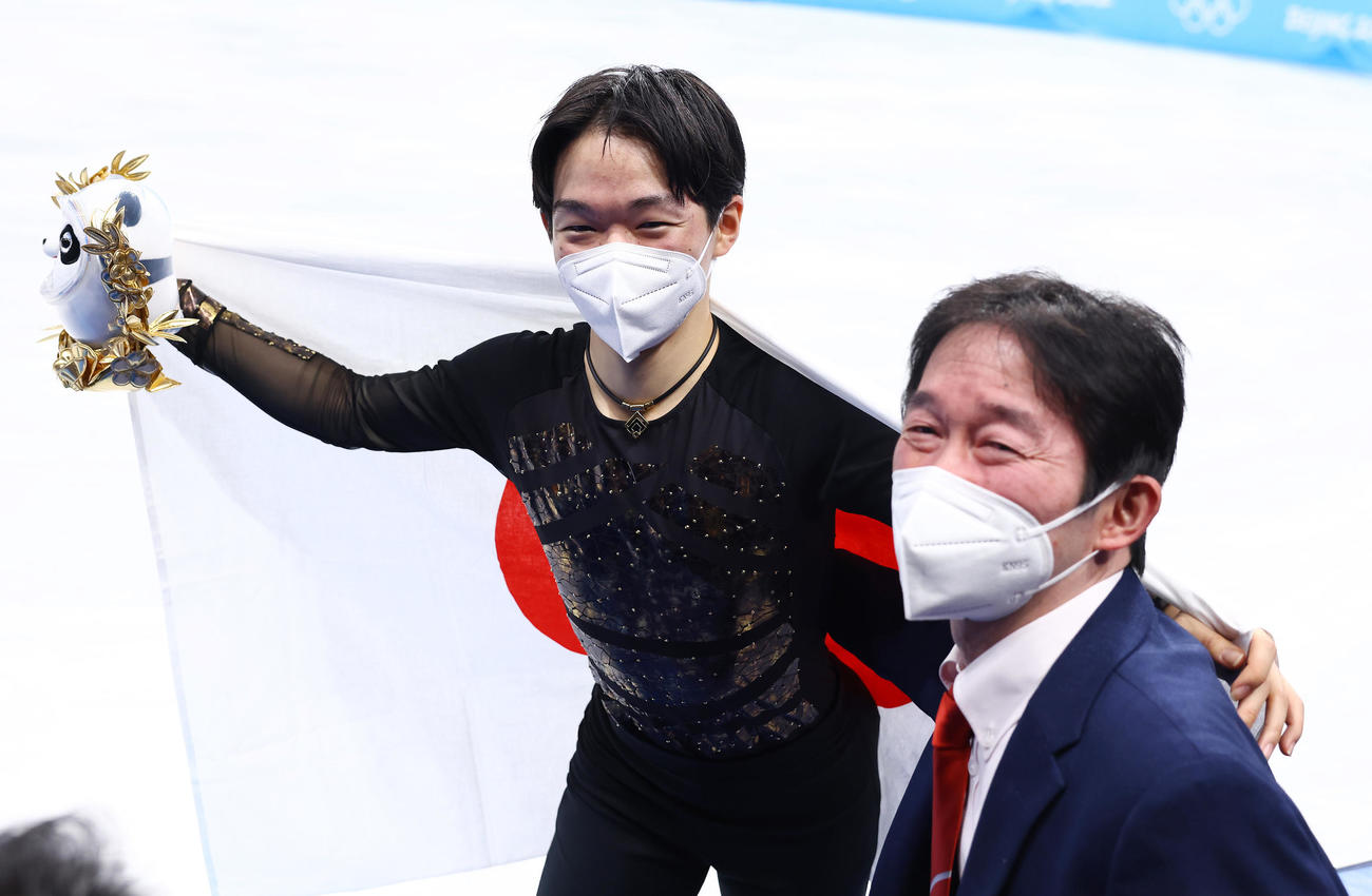 セレモニーで銀メダルの鍵山（左）はコーチの父正和さんと写真に納まる（撮影・垰建太）