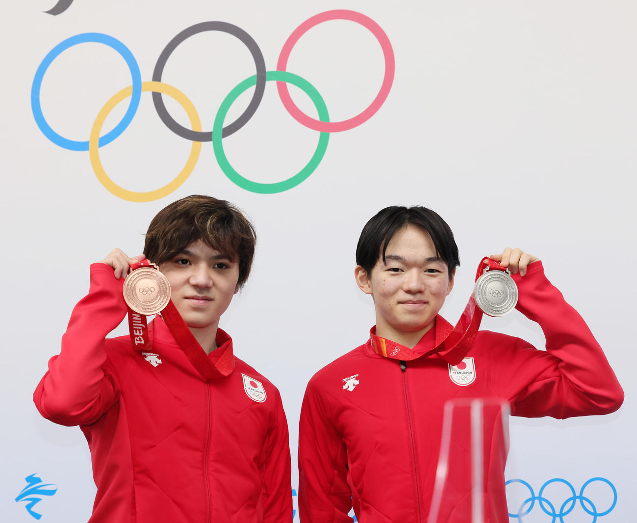 メダルを手に笑顔を見せる銀メダル鍵山（右）と銅メダル宇野（撮影・足立雅史）
